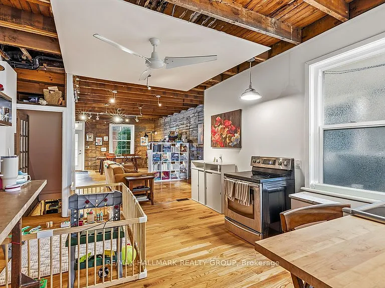 439 Kent St — Photo 17