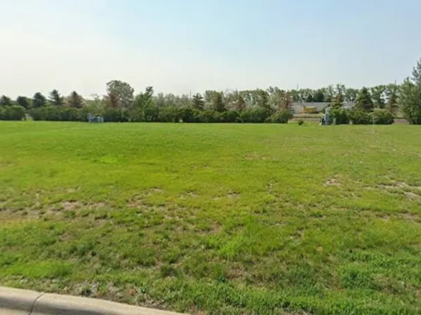 2722-2718 Oakwood Ln, Aberdeen, SD 57401
