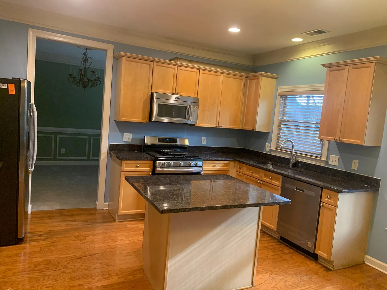 4 bed, 2.5 bath, 2600 sqft, $2,950 — Photo 2