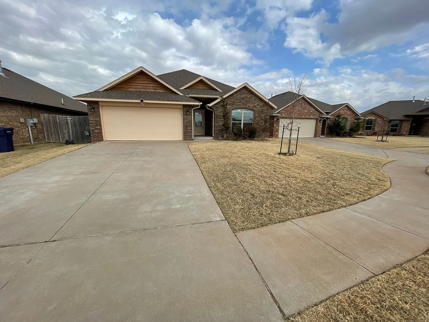 Beatiful 3 Bedroom Home For Rent In Yukon!! — Photo 3