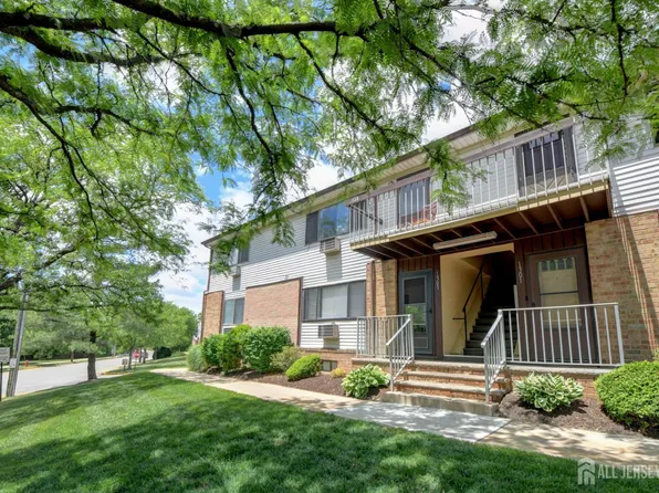 1303 Cricket Ln, Woodbridge, NJ 07095
