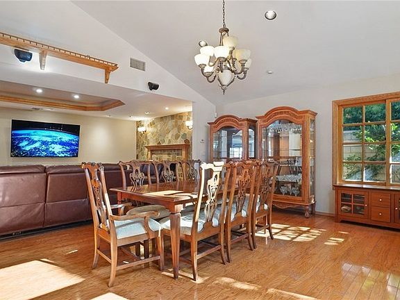 4th image of 2412 W Valewood St