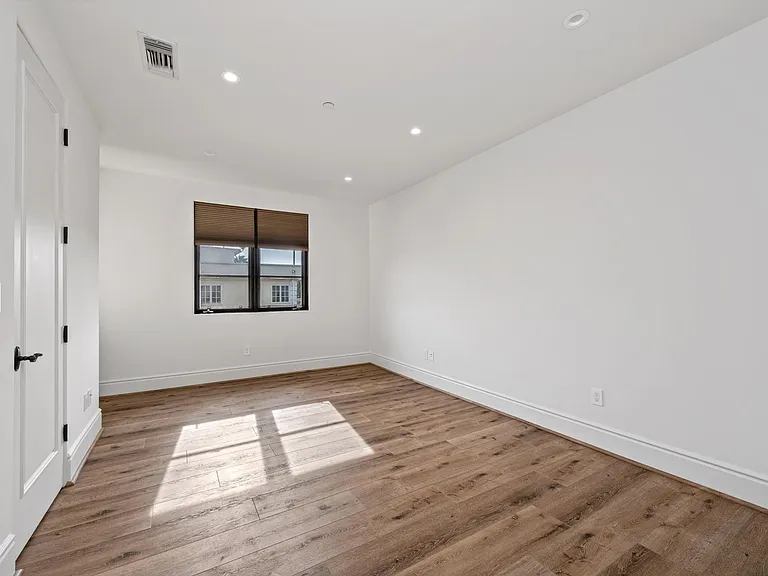 305 N Palm Dr — Photo 9