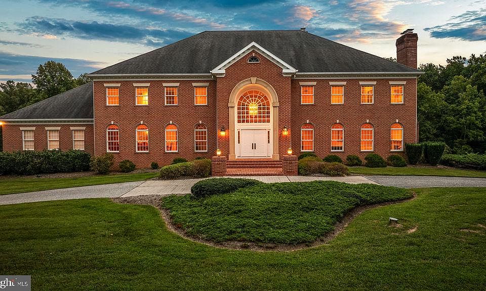 1st image of 9 Springhill Farm Ct