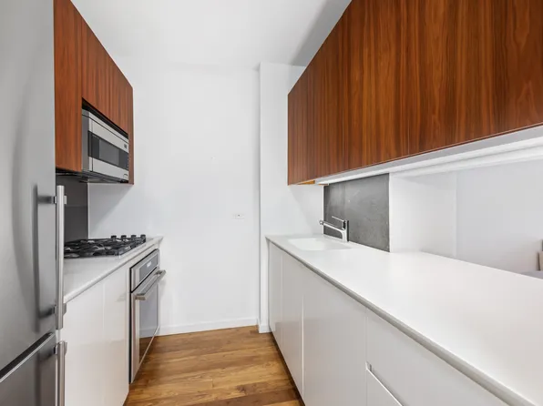 515 East 72nd Street 5F image 3 of 15