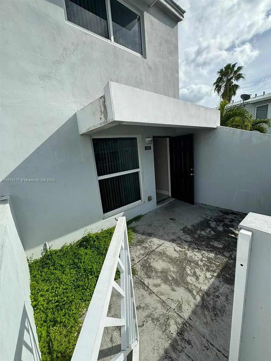 Building Photo - 483 NW 19th St #362