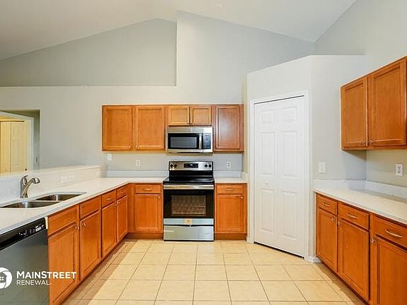 5th image of 854 Chezy St E