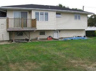 13 Russell Ct, Copiague, NY 11726
