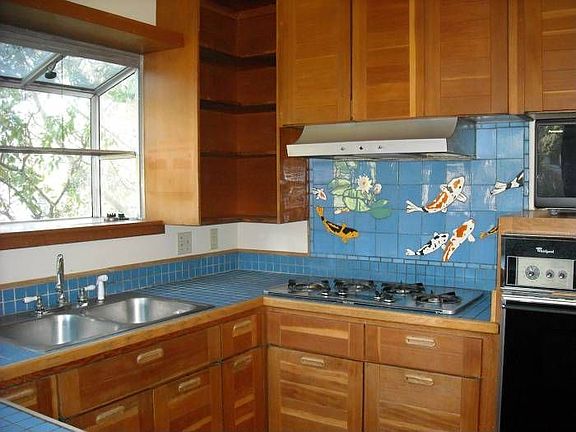 Playful tile in kitchern