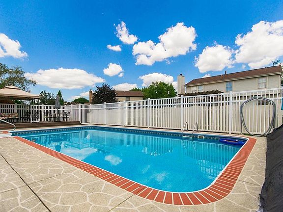 2nd image of 2655 Woods Cres