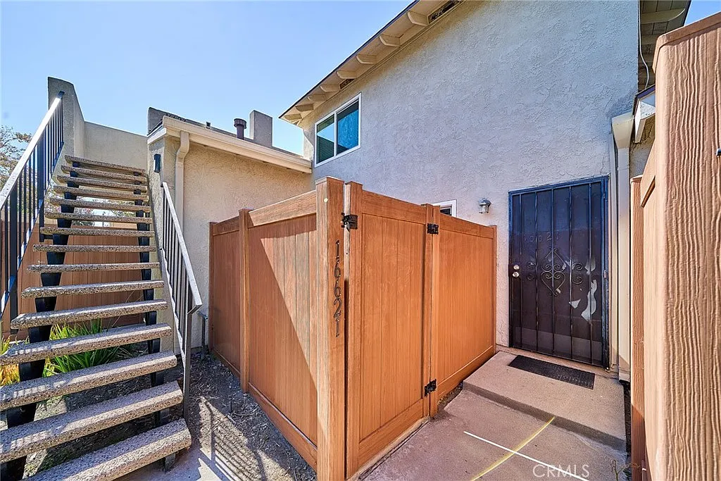 2 bed, 1.5 bath, 904 sqft, $2,850 — Photo 1