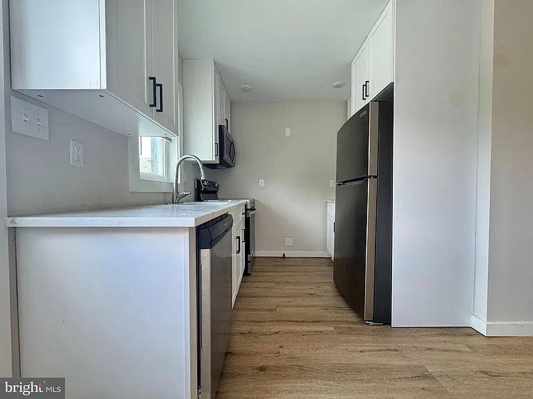 255 S 44th St #4 — Photo 10