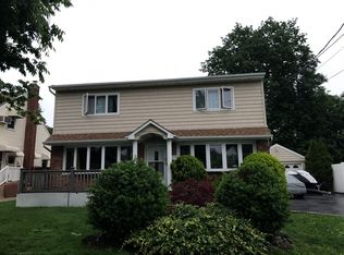 27 Crescent St, Hicksville, NY 11801