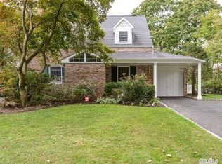 105 Milburn Ln, Roslyn Heights, NY 11577