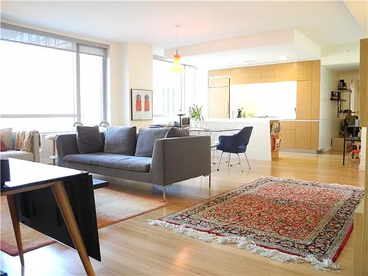 Sold by R New York | media 7