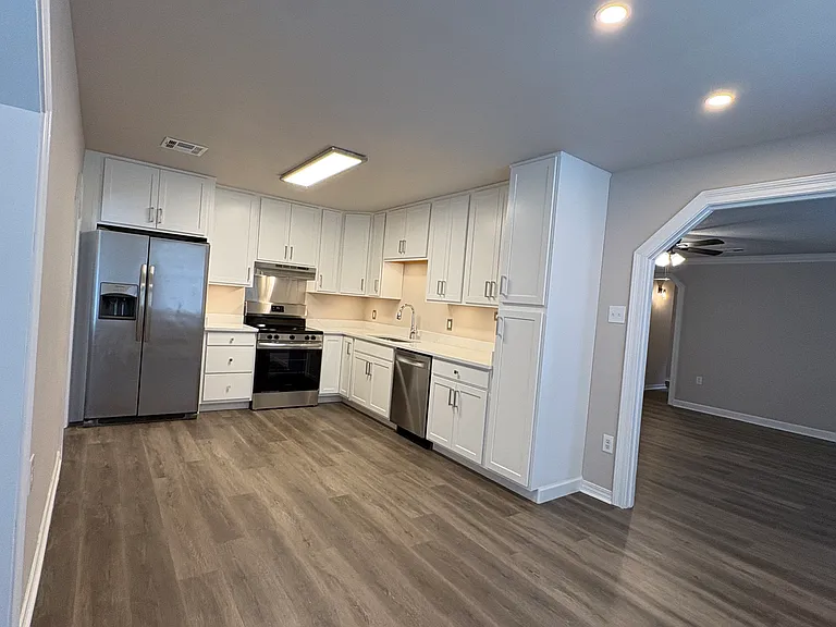 204 James Ct — Photo 5