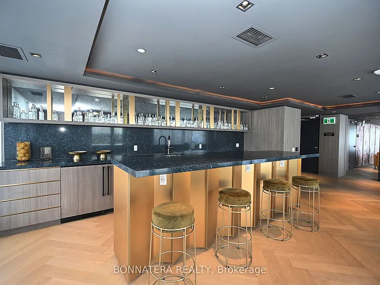 405 Dundas St W #319 — Photo 40