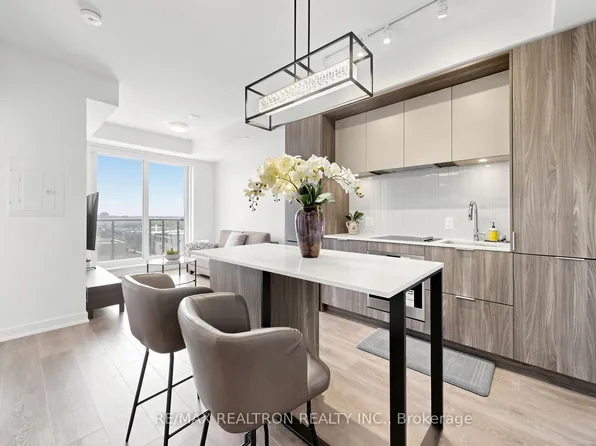130 River St #901, Toronto, ON M5A 0R8