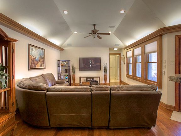 5th image of 2104 Tremont Ave