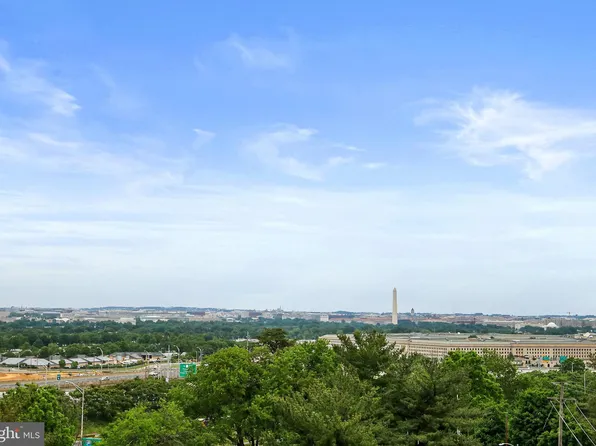 1300 Army Navy Dr APT 520, Arlington, VA 22202