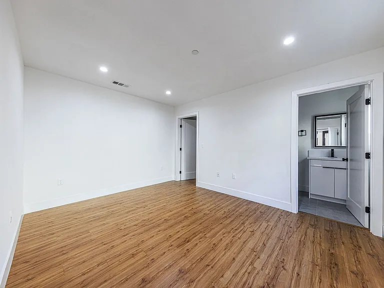 Luxury 3 & 4 Bed Townhomes | Walk to NoHo Arts District + Toluca Lake — Photo 35