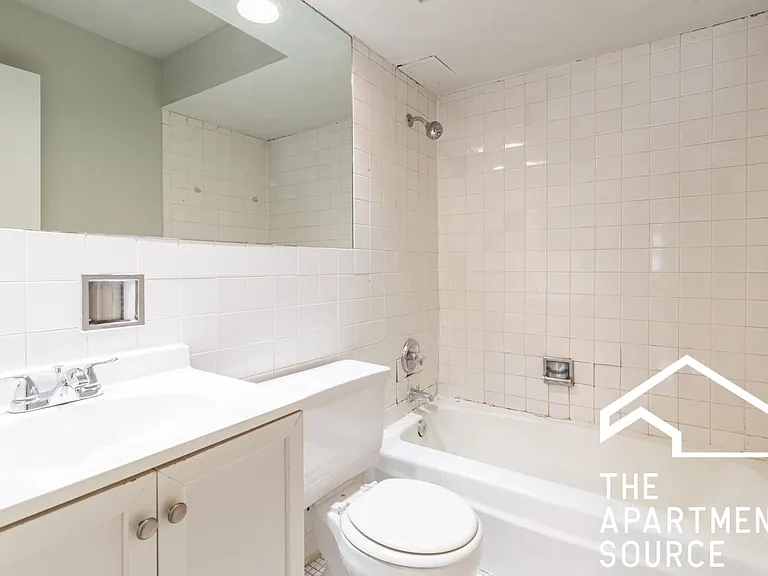 512 W Briar Pl #209 — Photo 4