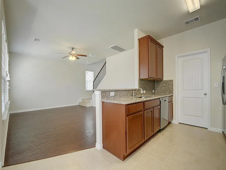 2015 Barker House Cv — Photo 11