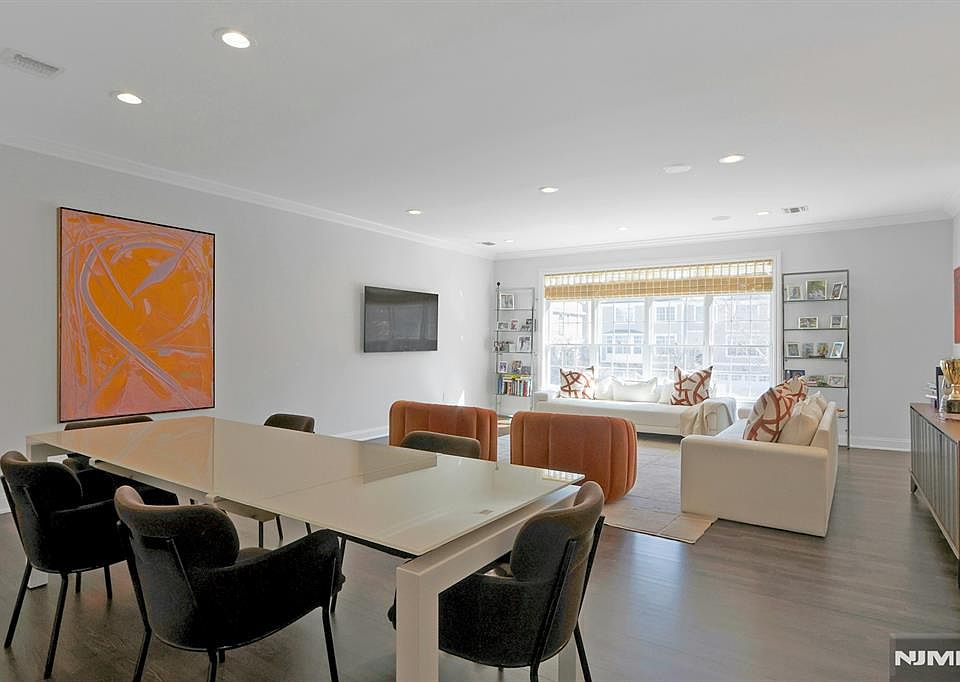 1st image of 51 Lexington Ct #51