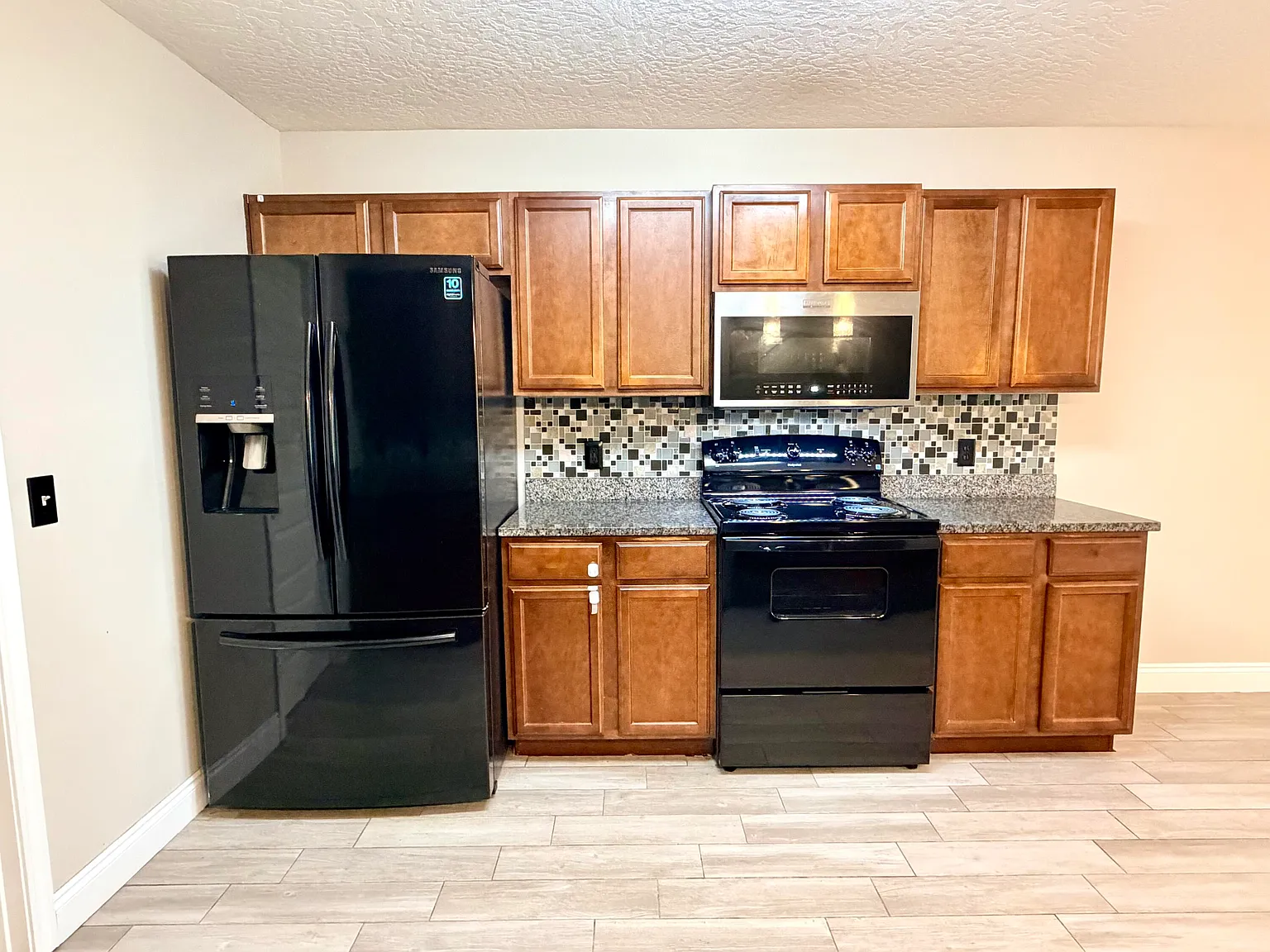 3 bed, 2.0 bath, 1557 sqft, $2,300 — Photo 4