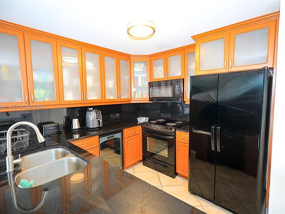 2nd image of 600 NE 36th St APT 710