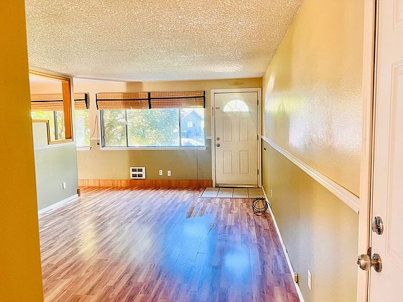 3rd image of 922 Oakcrest Dr SE
