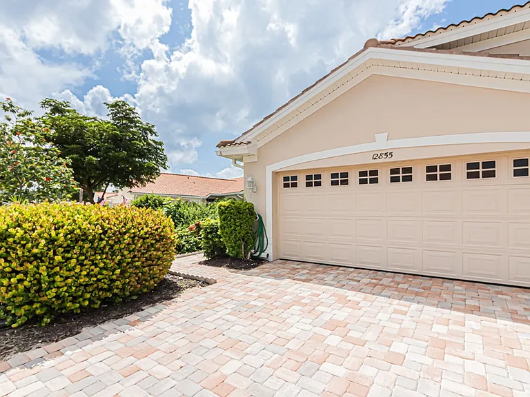 12855 Devonshire Lakes Cir — Photo 2
