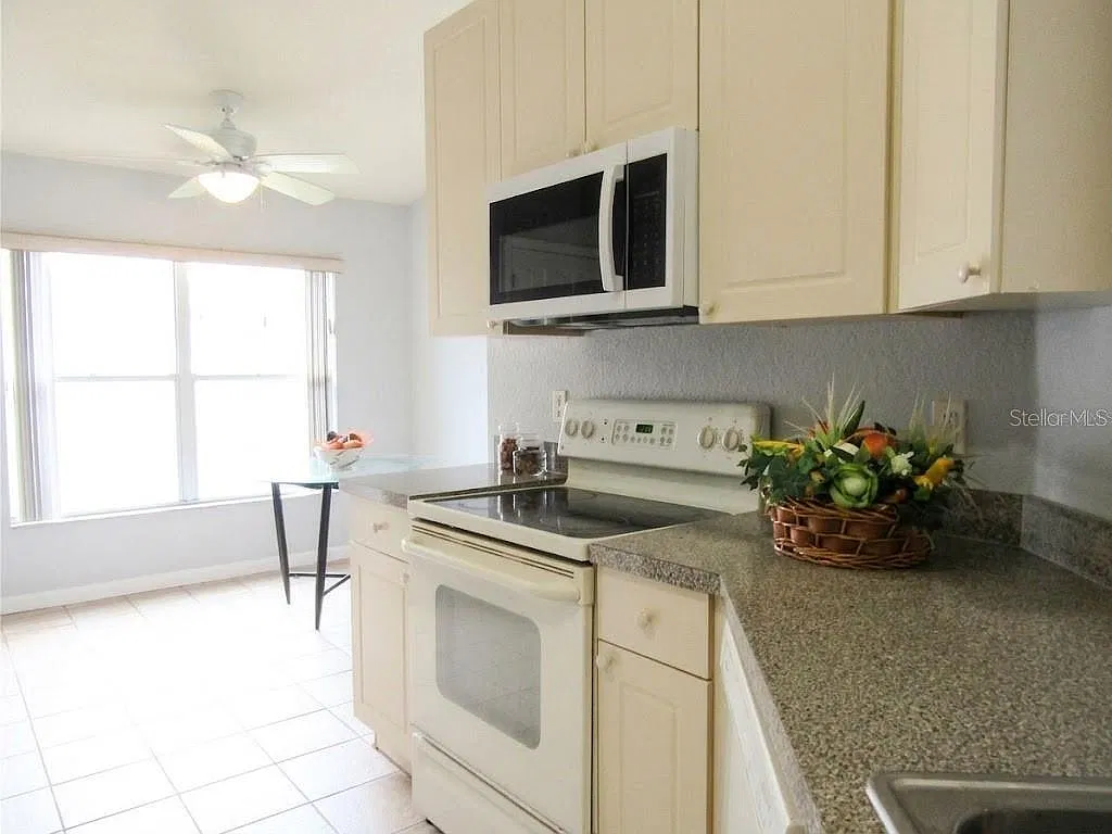 4 bed, 2.0 bath, 1894 sqft, $2,400 — Photo 3