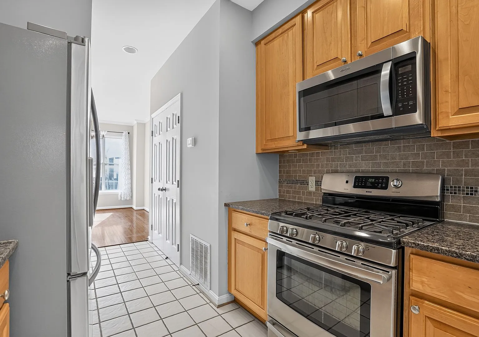 Spacious 4-Bedroom Townhome in Prime Alexandria Location — Photo 4