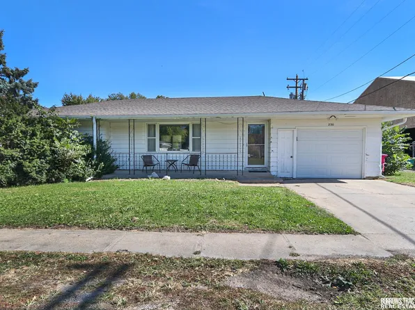 230 8th St, Adams, NE 68301