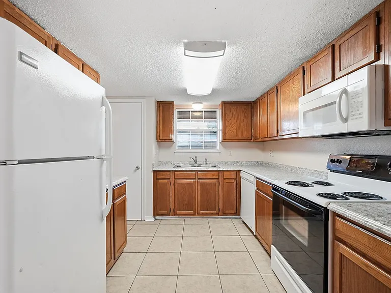 1807 Whispering Oaks Ln — Photo 10