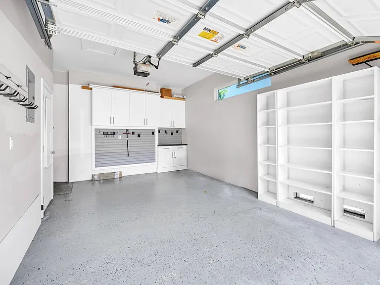 748 NE 17th Way — Photo 40