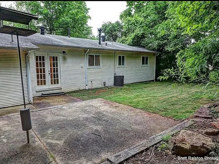 348 E Cleburn St — Photo 15