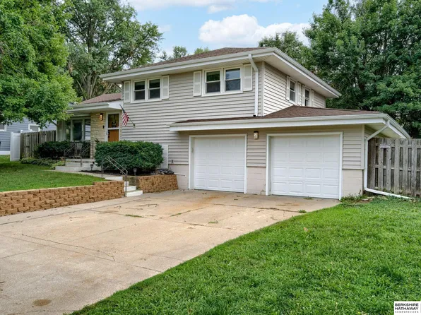 10613 Hilltop Rd, Omaha, NE 68134