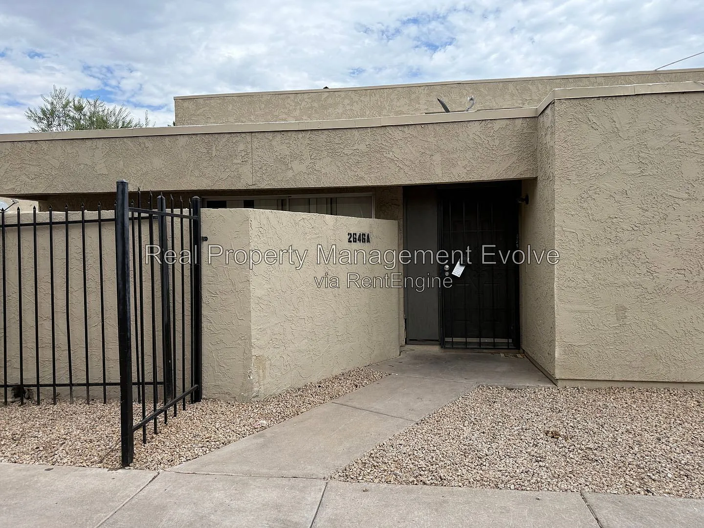 2 bed, 1.0 bath, 957 sqft, $1,050 — Photo 1
