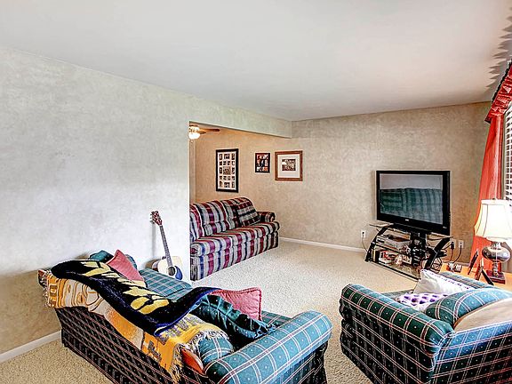2nd image of 212 Woodley Ter