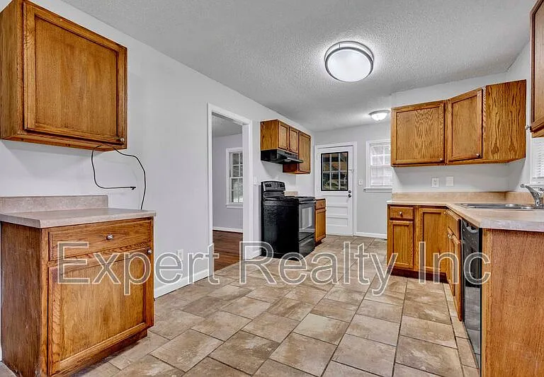 920 Parkway Dr — Photo 7