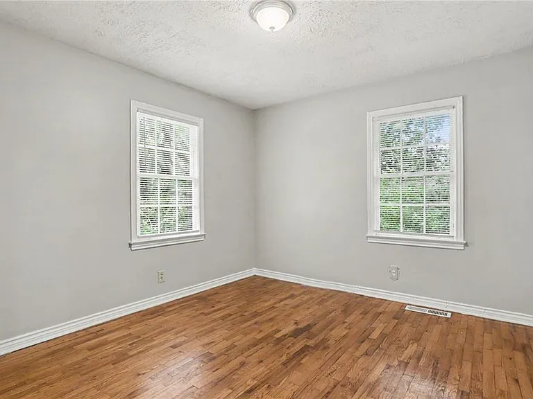 3743 Poplar Dr — Photo 10