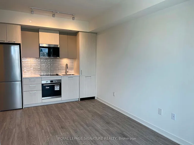 10 Oak St #2009 — Photo 2