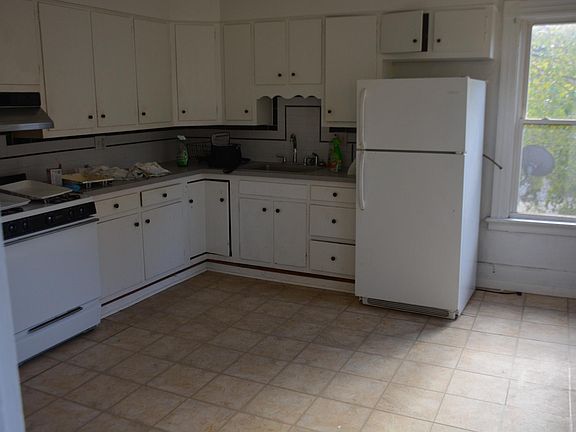 3rd image of 733 Elm St #2