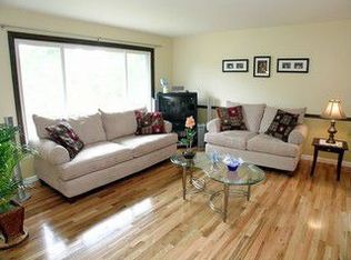 1135 Mayfield Ln, Hoffman Estates, IL 60169