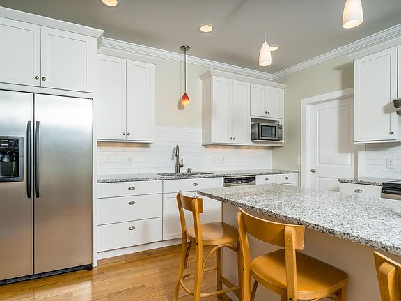 3rd image of 3505 White Oak Dr