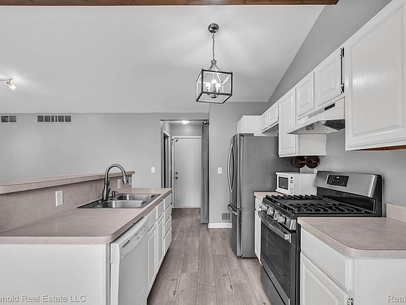 3rd image of 39870 Bridgeview St