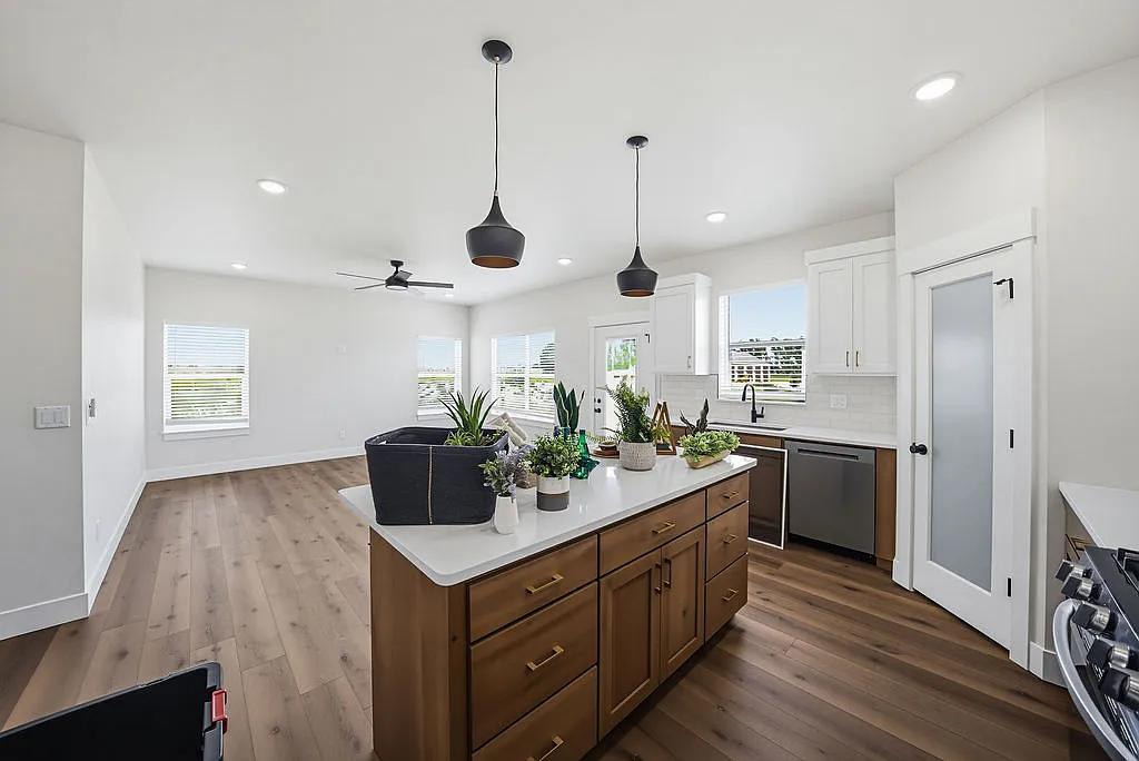 6 bed, 2810 sqft, $2,950 — Photo 4