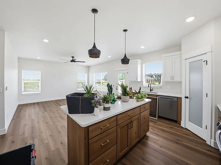 435 E River Ln — Photo 46